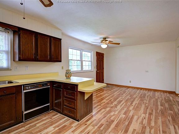 5th image of 32 White Rock Dr