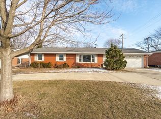 226 Fairway Dr, Bloomington, IL 61701