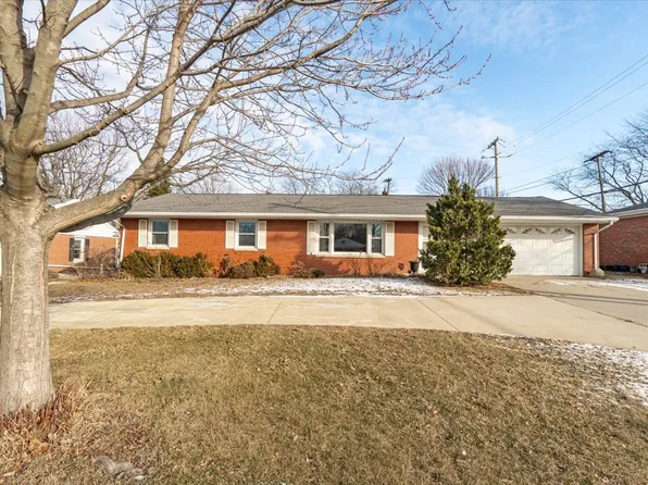 226 Fairway Dr, Bloomington, IL 61701