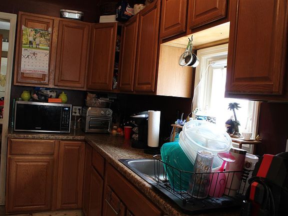 3rd image of 17 E Saratoga Ave