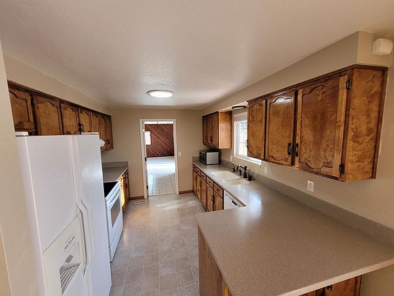 Kitchen (door is to family room)