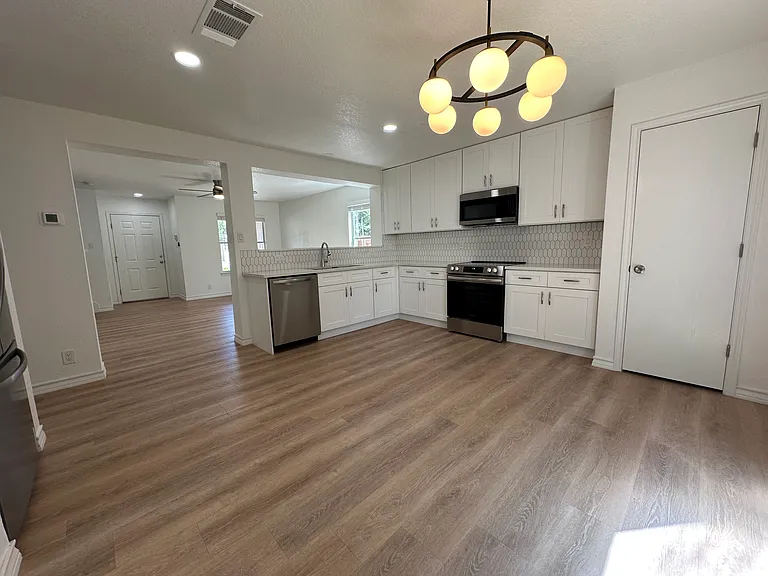 414 Hampton Cv — Photo 4