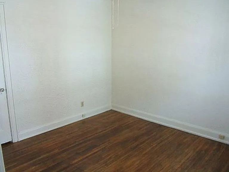 1544 E Broad St — Photo 13