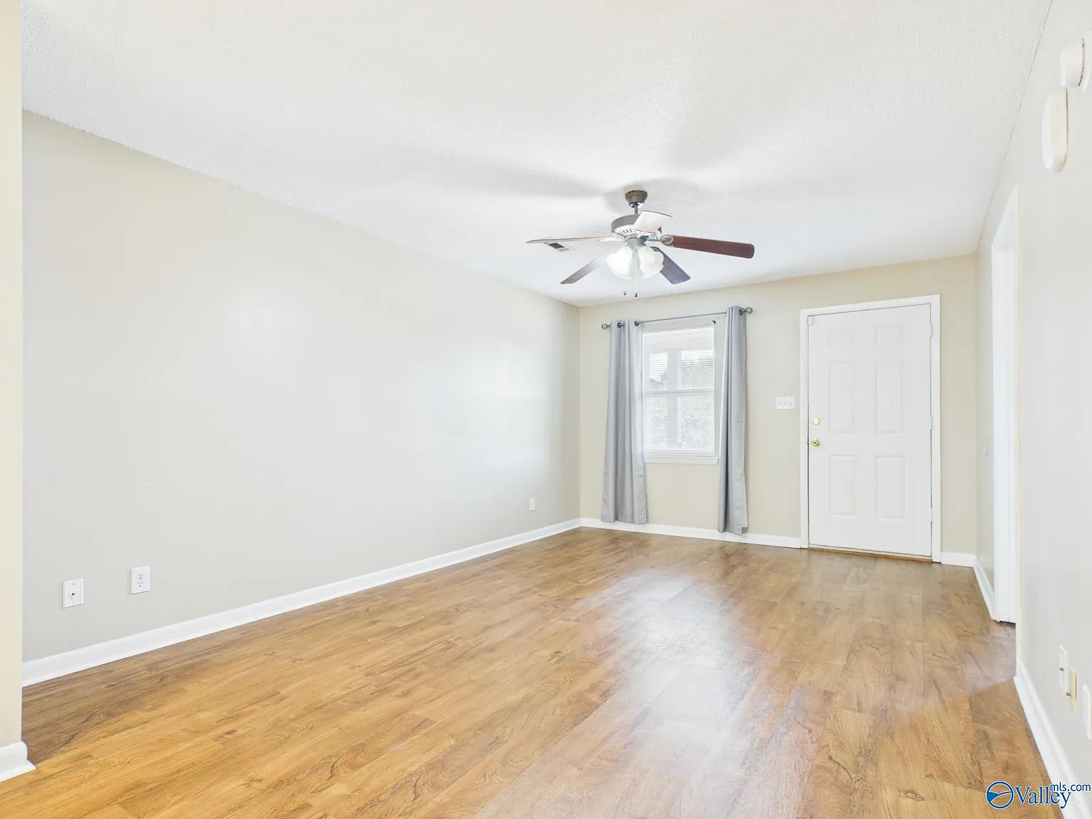 2 bed, 1.0 bath, 972 sqft, $900 — Photo 3