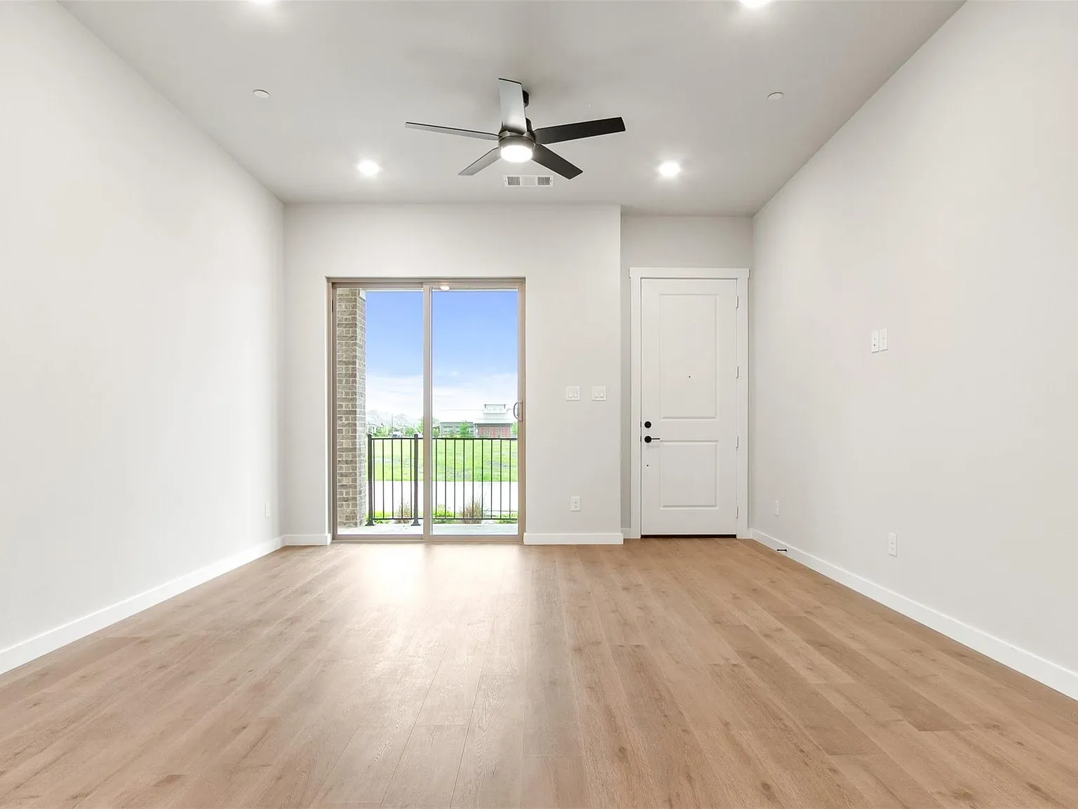 3 bed, 2.5 bath, 1683 sqft, $2,600 — Photo 2