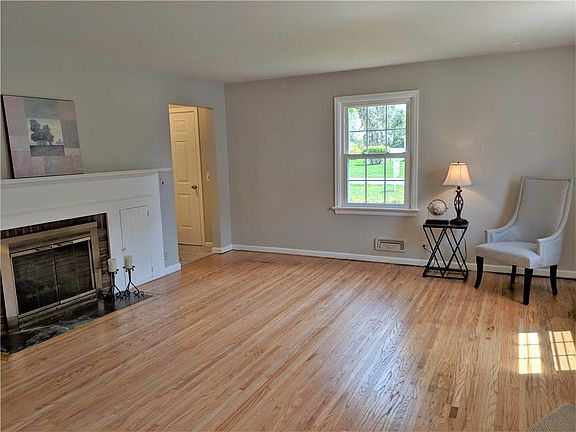 4th image of 15 Hotchkiss Cir
