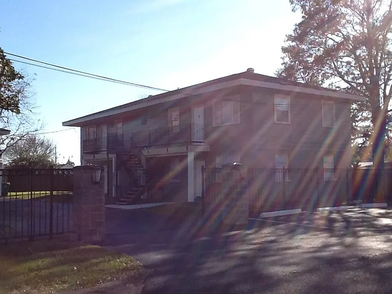 2110 Willow St — Photo 3