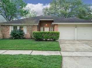 2411 Colonial Ridge Dr, Friendswood, TX 77546