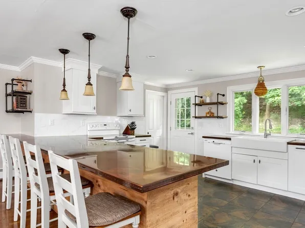 100 Blackstone St, Blackstone, MA 01504