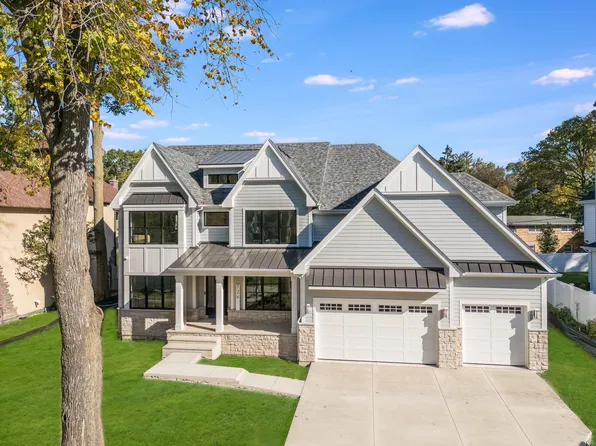 726 Willow Rd, Naperville, IL 60540