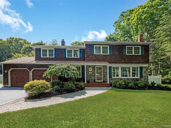 28 Cygnet Drive, Smithtown, NY 11787