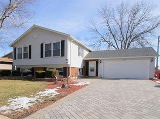 120 E Berkley Dr, Arlington Heights, IL 60004