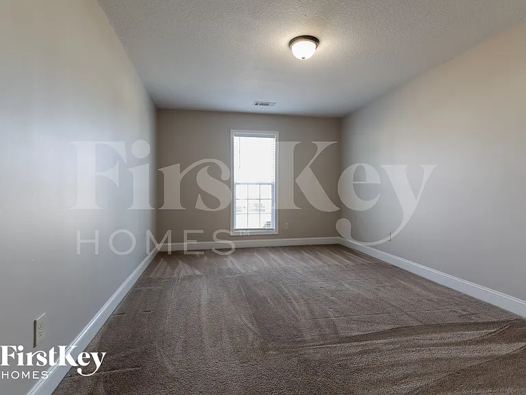114 Colonial Ct — Photo 12