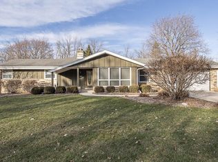 20280 Glenoaks Dr, Brookfield, WI 53045