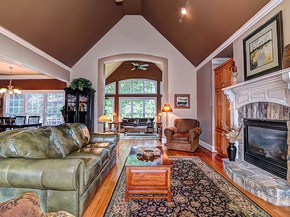 Great rm adj. to sunroom