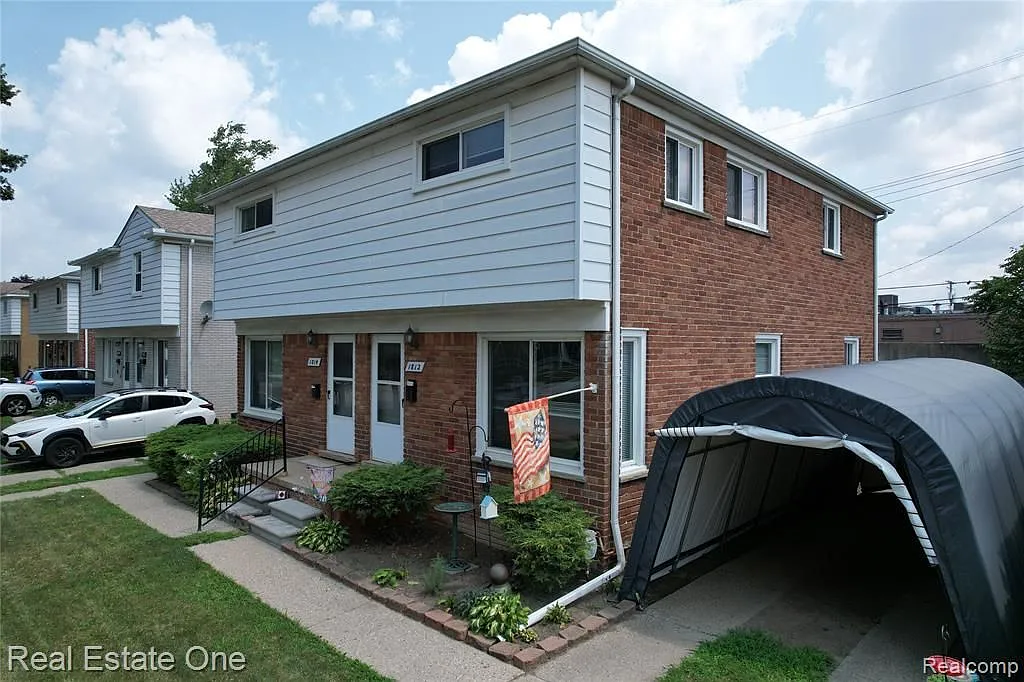 3 bed, 1.5 bath, 1072 sqft, $1,800 — Photo 3