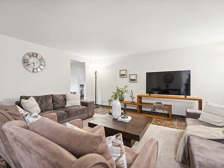 720 Kemah Ln — Photo 2