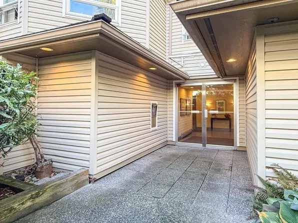827 W 16th St #304, North Vancouver, BC V7P 1R2