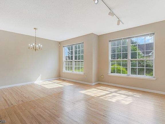 5th image of 49 Wildflower Ln