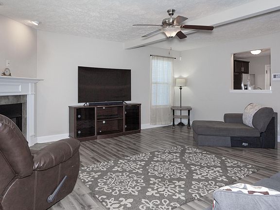 2nd image of 567 Falkland Cir