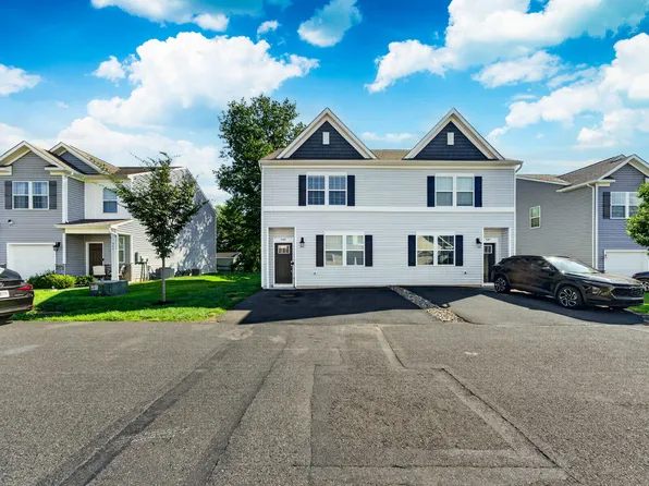 909 Still Waters Ln, Pennsburg, PA 18073