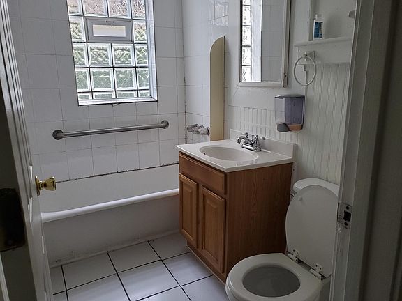 4th image of 4133 N Albany Ave #Grd