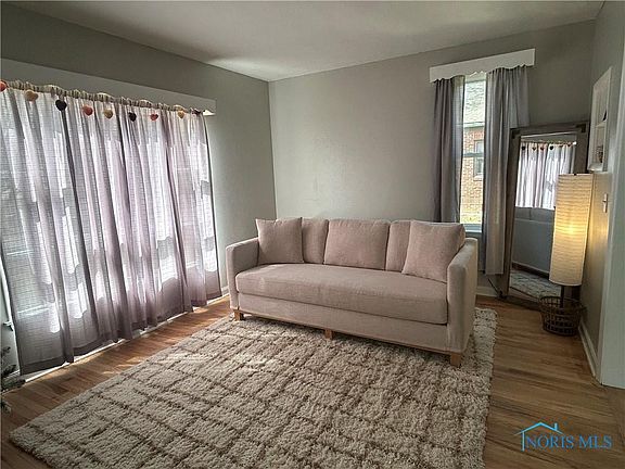 4th image of 141 Walker St