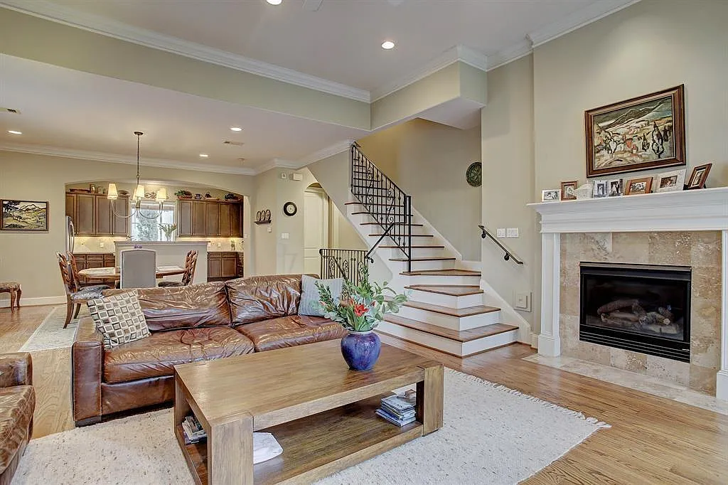 3 bed, 3.5 bath, 2512 sqft, $4,000 — Photo 2