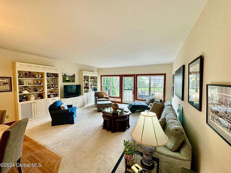 4th image of 63 Beekman Place