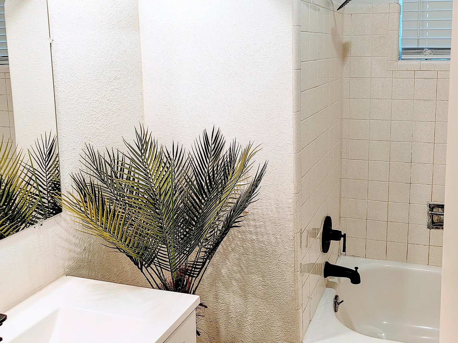 4 bed, 2.0 bath, 1862 sqft, $706 — Photo 3