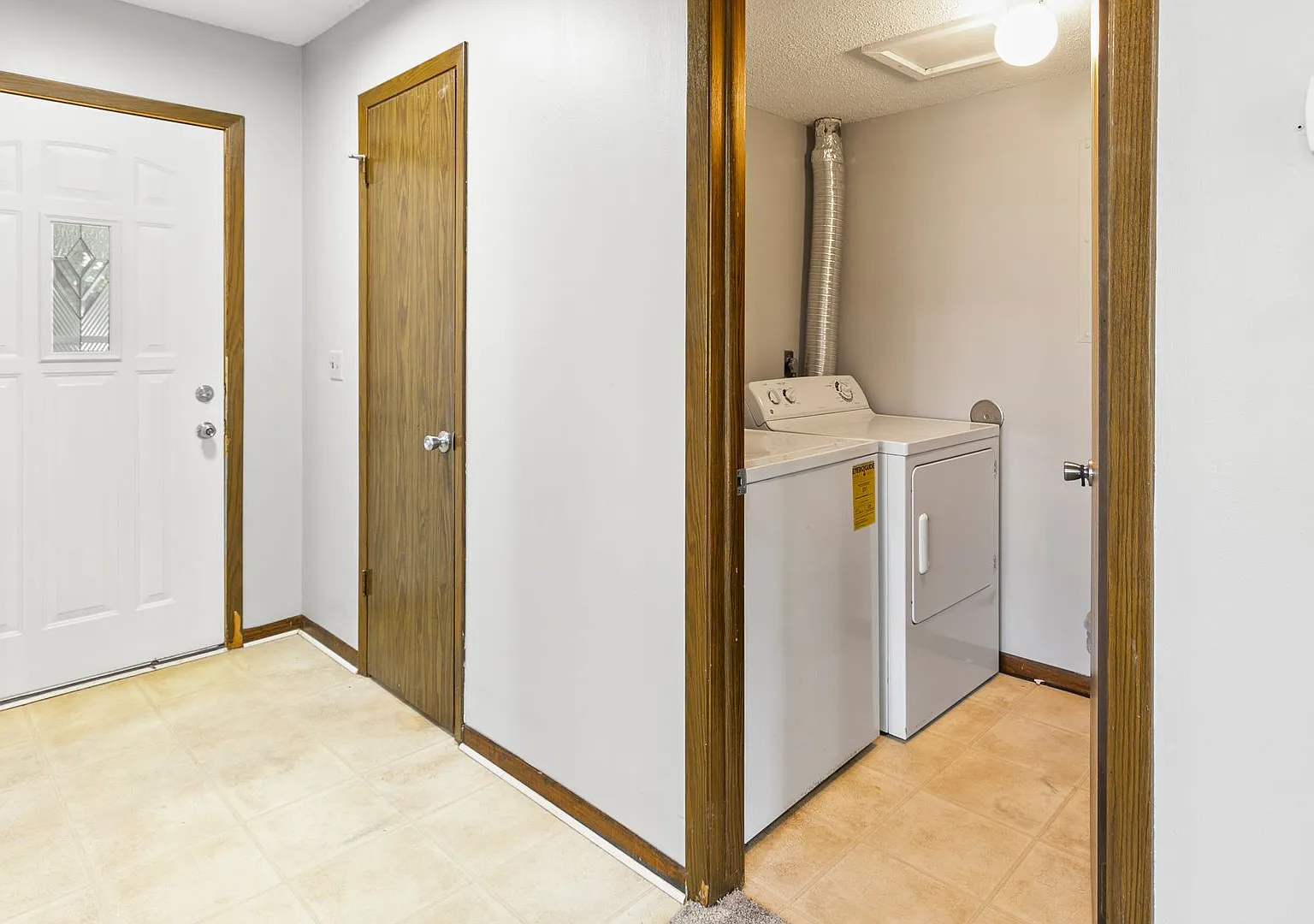 Spacious 3 Bedroom/ 3 Bath Townhouse — Photo 4
