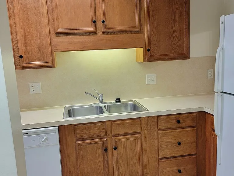 876 Salisbury Ct — Photo 8