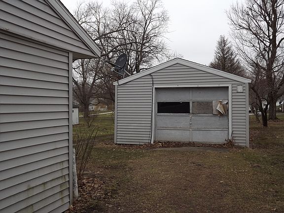 3rd image of 204 SW Walnut Ave