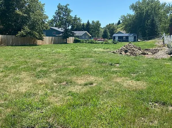 611 10th St SW, Jamestown, ND 58401