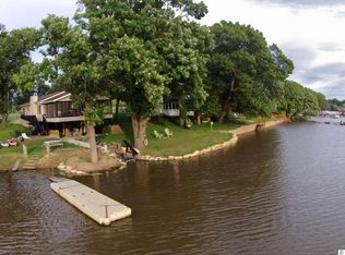 735 W Heller Dr, East Dubuque, IL 61025