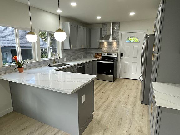 Stainless steel appliances, fully updated kitchen