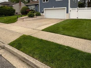 10 Cranberry Ln, Plainview, NY 11803