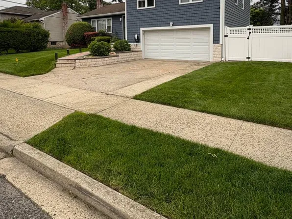 10 Cranberry Ln, Plainview, NY 11803
