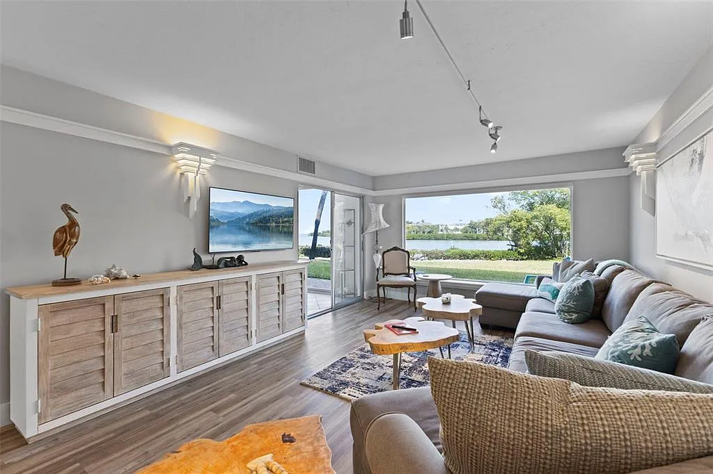2 bed, 2.0 bath, 1106 sqft, $4,000 — Photo 3