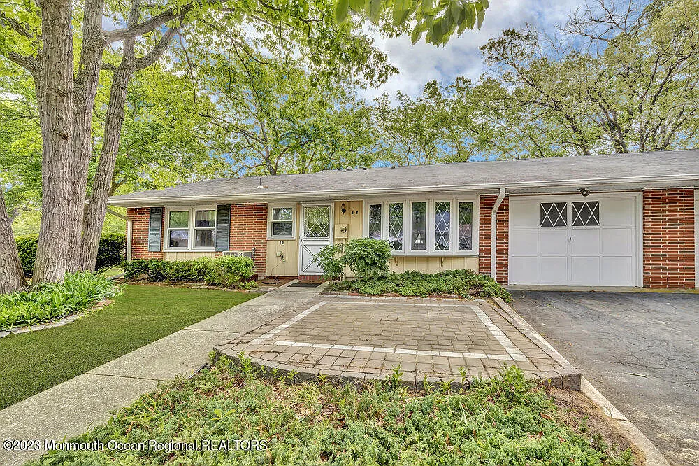 4B Buckingham Drive photo 1