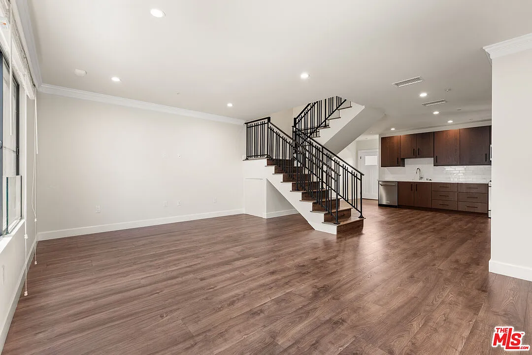 3 bed, 3.5 bath, 2200 sqft, $6,000 — Photo 3