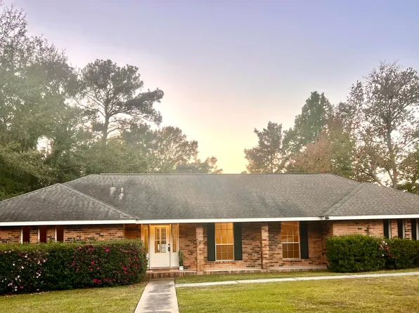 101 Tall Pines Dr, Hattiesburg, MS 39402