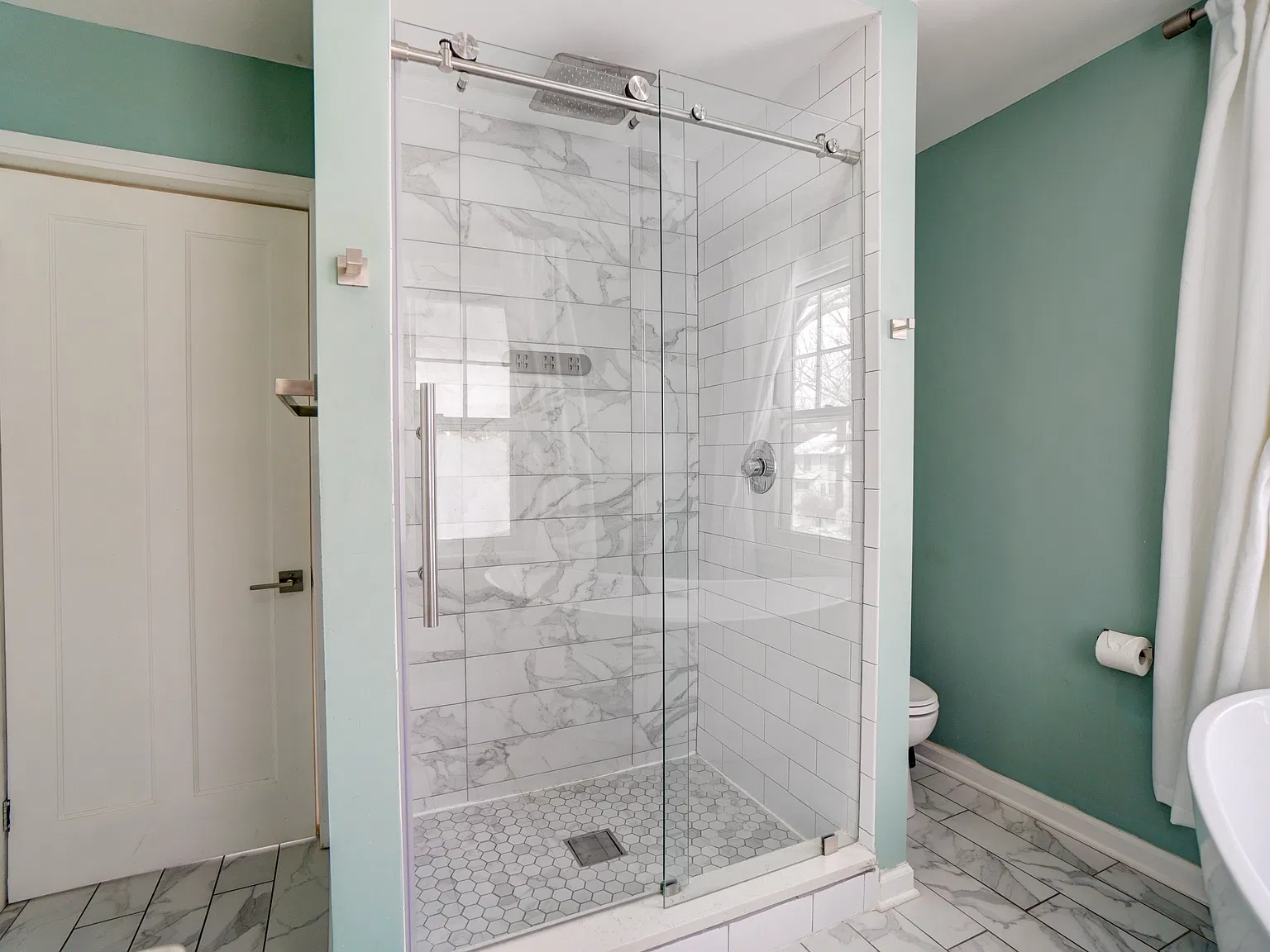 4 bed, 2.5 bath, 2500 sqft, $3,200 — Photo 4