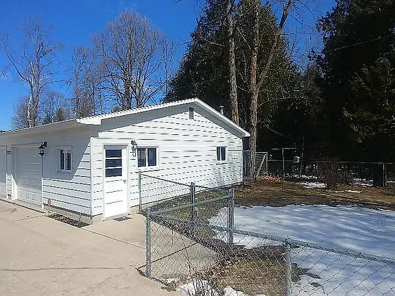 Building Photo - 9875 E Cherry Bend Rd