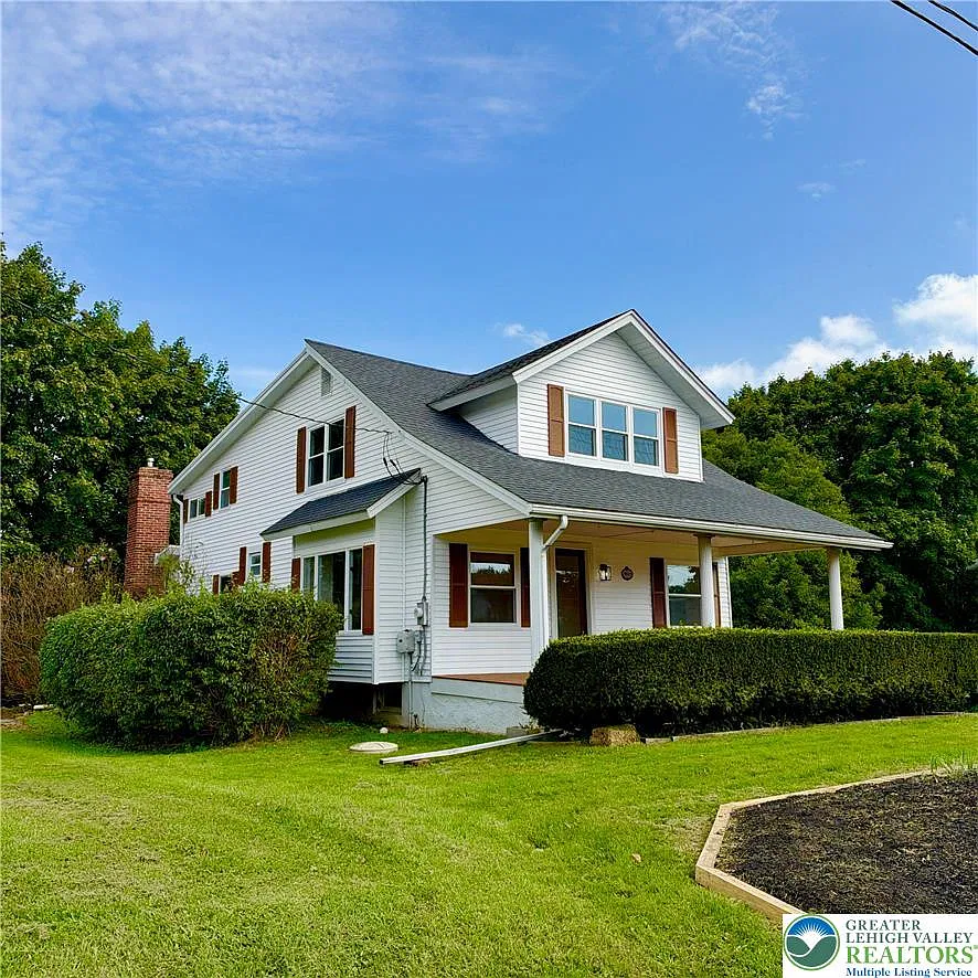 4 bed, 2.0 bath, 2100 sqft, $3,000 — Photo 1