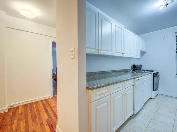 67-12 Yellowstone Boulevard image 13 of 31