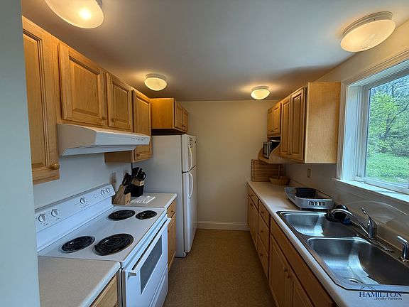 3rd image of 2024-2032 Spring St #12
