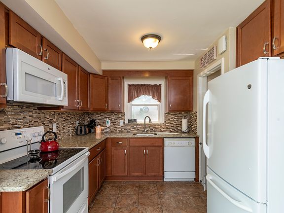 2nd image of 9924 Mayfield St