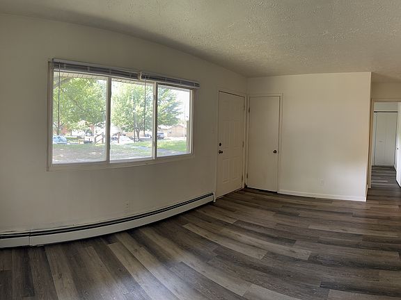 3rd image of 1269 Roslyn Ave