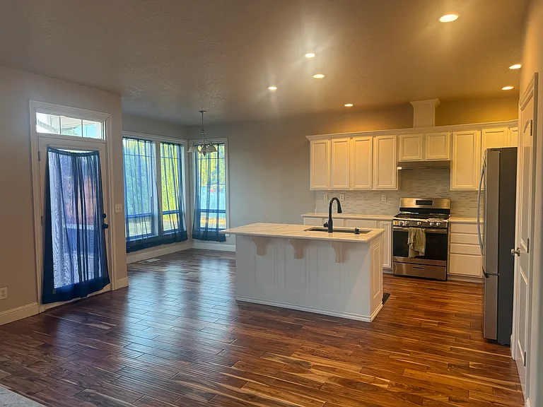 2288 Hollywood Dr NE — Photo 9